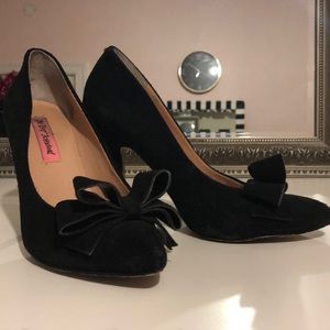 Betsey Johnson bow heels ✨